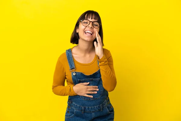 Giovane Donna Incinta Isolato Sfondo Giallo Gridando Con Bocca Spalancata — Foto Stock