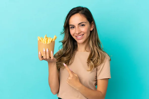 Giovane Donna Con Patatine Fritte Sfondo Isolato Che Punta Verso — Foto Stock