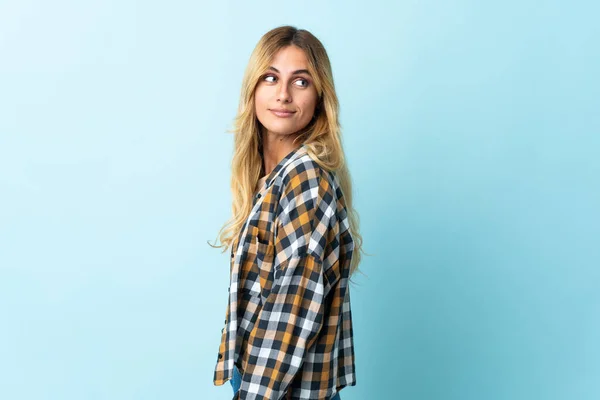 Jovem Loira Uruguaia Isolada Fundo Azul Retrato — Fotografia de Stock