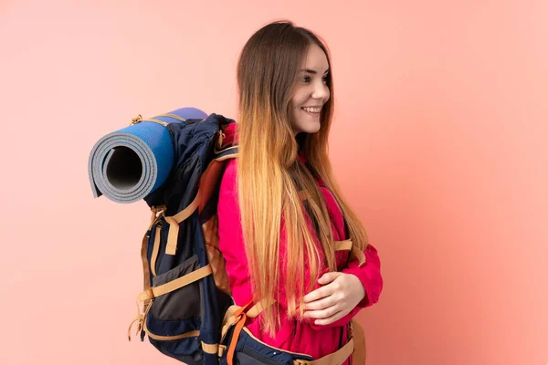 Joven Montañista Con Una Gran Mochila Aislada Sobre Fondo Rosa —  Fotos de Stock