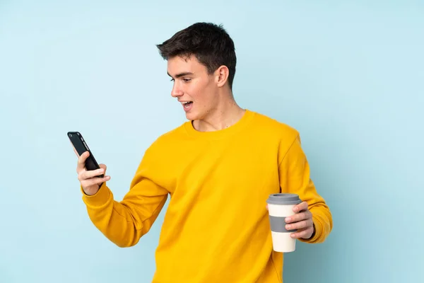 Adolescente Caucásico Guapo Hombre Aislado Púrpura Fondo Celebración Café Para —  Fotos de Stock