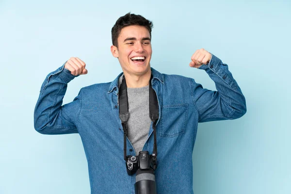 Adolescent Photographe Homme Isolé Sur Bleu Fond Célébrer Une Victoire — Photo