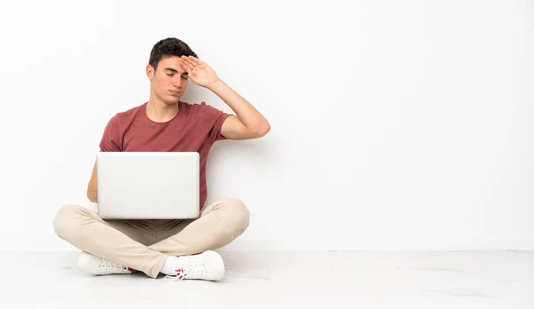 Adolescente Sentado Flor Com Seu Laptop Com Expressão Cansada Doente — Fotografia de Stock