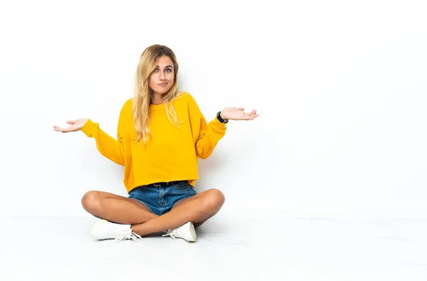 Jong Blond Uruguayaanse Vrouw Zitten Vloer Geïsoleerd Witte Achtergrond Met — Stockfoto