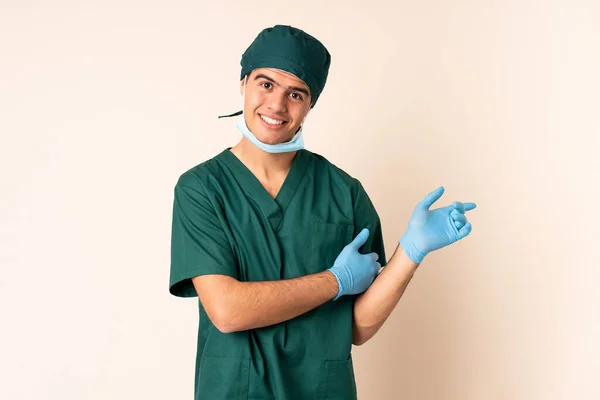 Cirujano Uniforme Azul Sobre Fondo Aislado Apuntando Con Dedo Hacia — Foto de Stock
