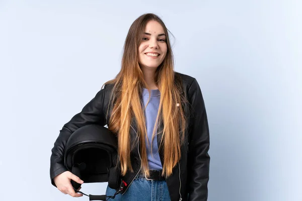 バイクのヘルメットをかぶった女性が笑って — ストック写真