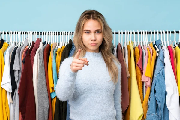 Teenager Russian Girl Buying Some Clothes Isolated Blue Background Frustrated — Stock Fotó