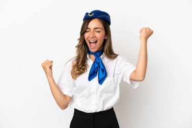 İzole edilmiş beyaz arka planda uçak hostesi zaferi kutluyor.