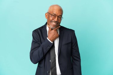 İşletme son sınıf öğrencisi mavi arka planda mutlu ve gülümsüyor.