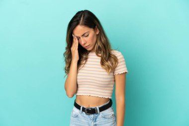 Başı ağrıyan, soyutlanmış mavi bir geçmişi olan genç bir kadın.