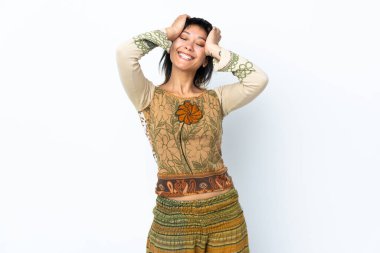 Genç Uruguaylı kız soyutlanmış beyaz arka plan gülüyor