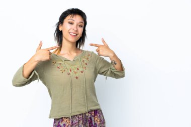 Genç Uruguaylı kız izole edilmiş beyaz bir arka planda baş parmak hareketi yapıyor.