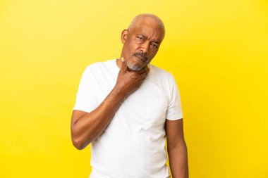 Küba Senior 'u sarı arka planda izole edildi.