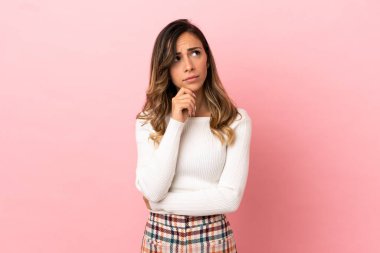 Tecrit edilmiş bir geçmişi olan genç bir kadın.