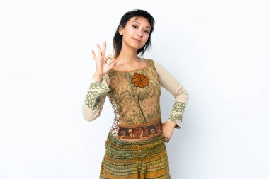 İzole edilmiş beyaz arka plan üzerinde genç Uruguaylı kız parmaklarıyla tamam işareti gösteriyor.