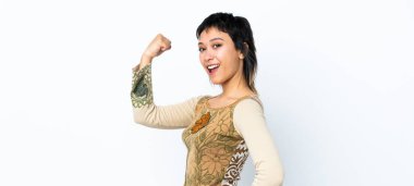 Genç Uruguaylı kız izole edilmiş beyaz arka planda güçlü bir jest yapıyor.