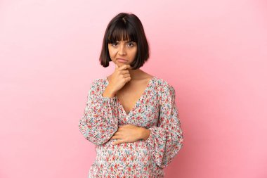 Tecrit edilmiş pembe geçmişi olan hamile bir kadın. Şüpheleri var.