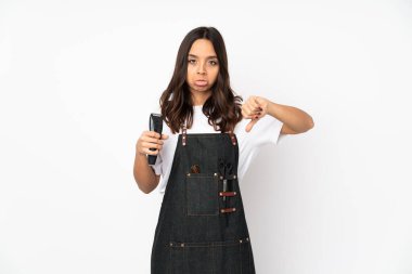 Beyaz arka planda izole edilmiş genç kuaför kadın iyiye-kötüye işaret veriyor. Evet ya da hayır arasında kararsız