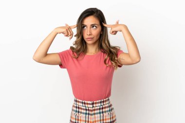 Tecrit edilmiş genç bir kadının şüpheleri ve düşünceleri var.