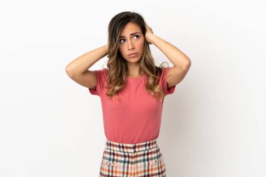 Tecrit edilmiş genç bir kadın hayal kırıklığına uğramış ve kulaklarını kapatmış.