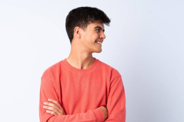 İzole edilmiş mavi arka planda yakışıklı bir adam.