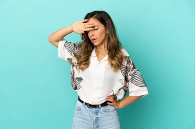 Soyutlanmış mavi bir geçmişi olan, yorgun ve hasta bir yüzü olan genç bir kadın.