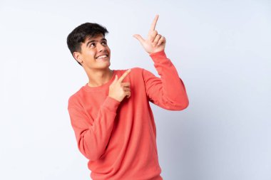 İzole edilmiş mavi arka planda yakışıklı bir adam işaret parmağıyla işaret etmek harika bir fikir.