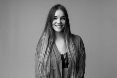 Stüdyoda poz veren beyaz bir kadın.