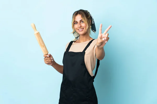 Jong Blond Uruguayaanse Koken Vrouw Geïsoleerd Blauwe Achtergrond Glimlachen Tonen — Stockfoto