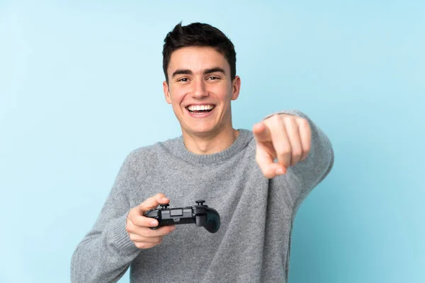 Teenager Kaukasischen Mann Spielt Mit Einem Videospiel Controller Isoliert Auf — Stockfoto