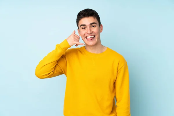 Teenager Kavkazský Pohledný Muž Izolovaný Purpurovém Pozadí Dělat Telefonní Gesto — Stock fotografie