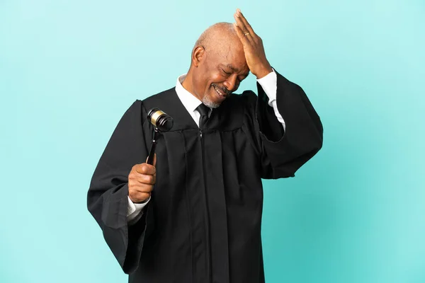 Judge Senior Man Isolated Blue Background Has Realized Something Intending — Stock Photo, Image