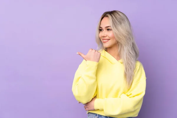 Menina Adolescente Vestindo Uma Camisola Amarela Sobre Fundo Roxo Isolado — Fotografia de Stock