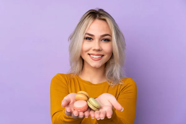 Tiener Meisje Geïsoleerde Paarse Achtergrond Met Kleurrijke Franse Macarons — Stockfoto