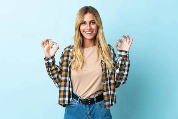 Jovem Loira Uruguaia Isolado Fundo Azul Mostrando Sinal Com Duas — Fotografia de Stock