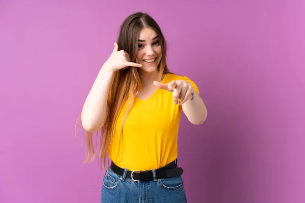 Jonge Blanke Vrouw Geïsoleerd Paarse Achtergrond Maken Telefoon Gebaar Wijzen — Stockfoto