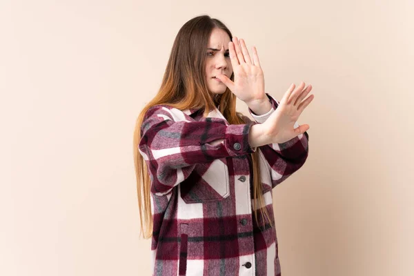 Ung Kaukasisk Kvinna Isolerad Beige Bakgrund Nervös Sträcker Händerna Till — Stockfoto