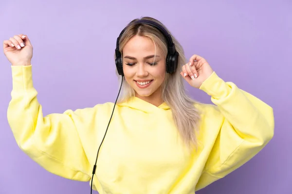 Adolescente Chica Sobre Aislado Púrpura Fondo Escuchar Música Bailar — Foto de Stock