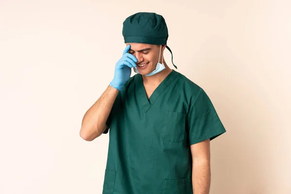 Cirujano Uniforme Azul Sobre Fondo Aislado Riendo — Foto de Stock