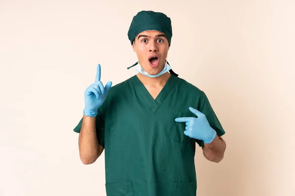Cirujano Uniforme Azul Sobre Fondo Aislado Con Expresión Facial Sorpresa — Foto de Stock