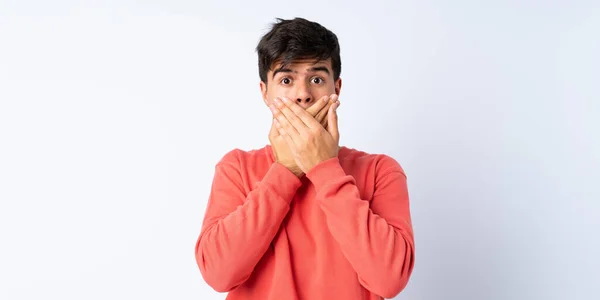 Hombre Guapo Sobre Fondo Azul Aislado Cubriendo Boca Con Las — Foto de Stock