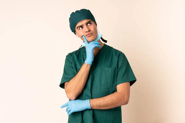 Chirurgien Uniforme Bleu Sur Fond Isolé Penser Une Idée — Photo