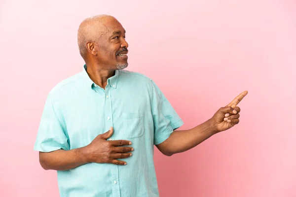 Cuban Senior Isolated Pink Background Pointing Finger Side Presenting Product — Stock Photo, Image