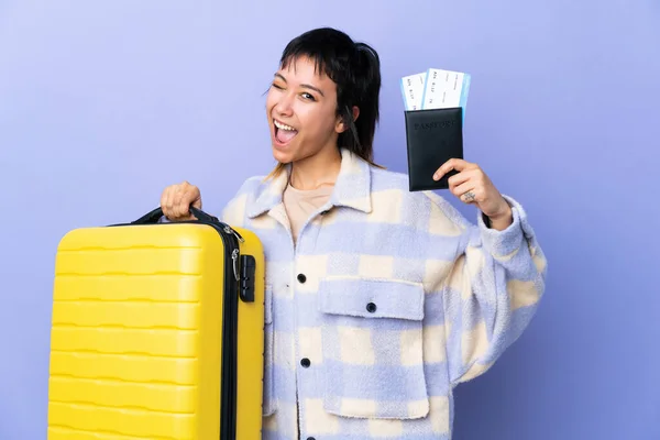 Jovem Uruguaia Sobre Fundo Roxo Isolado Férias Com Mala Passaporte — Fotografia de Stock