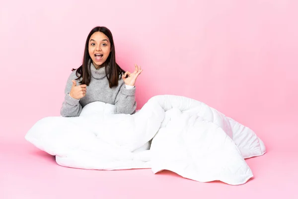 Young Mixed Race Woman Wearing Pijama Sitting Floor Showing Sign — Stock Photo, Image