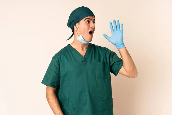 Cirurgião Homem Uniforme Azul Sobre Fundo Isolado Gritando Com Boca — Fotografia de Stock