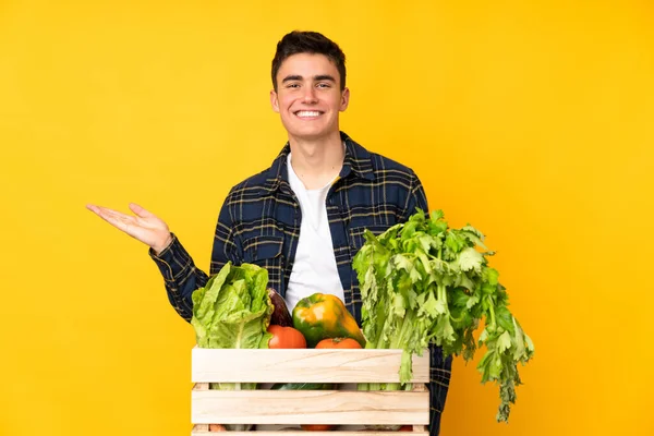 Tonårsodlare Man Med Nyplockade Grönsaker Låda Med Copyspace Imaginära Handflatan — Stockfoto