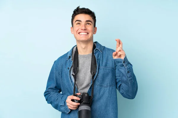 Teenager Photographer Man Isolated Blue Background Fingers Crossing — Stock Photo, Image