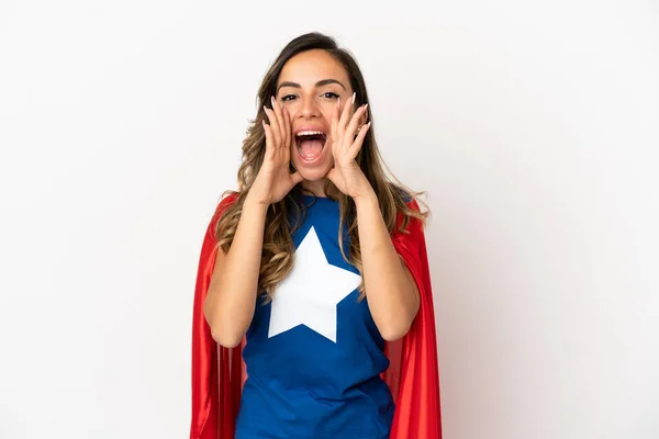 Super Hjälte Kvinna Över Isolerad Vit Bakgrund Skrika Och Tillkännage — Stockfoto