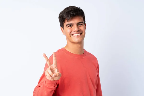 Bello Uomo Sfondo Blu Isolato Sorridente Mostrando Segno Vittoria — Foto Stock